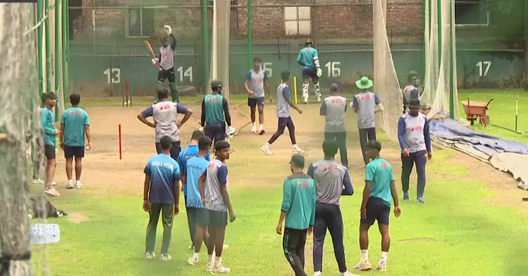 অনুশীলন করছেন খেলোয়াররা